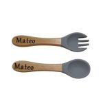 En esta Caja de recuerdos, podrás conservar sus primeros recuerdos, guardarlos con cariño y verlos con el paso del tiempo. Los bebé crecen tan rápidos que ni nos damos cuenta, pero te damos esta preciosa opción personalizable con nombre, para guardar sus primeras cositas como puede ser su pelito de su primer corte de pelo.... La Caja de recuerdos también es ideal para guardar los primeros diente (los dientes de leche) El regalo ideal para los papás de un recién nacido. Si no puedes congelar el tiempo, al menos sí los recuerdos. ¡Les encantará! ¿Te gustaría poder guardar todos los recuerdos de tu bebé y de esta etapa tan bonita? En esta preciosa caja personalizada podrás guardar para siempre los recuerdos de tu bebé. Personalízala con su nombre. Sin duda un regalo inolvidable y lleno de emoción que guardará siempre con mucho cariño. Regalos con mucho amor y cariño para personas especiales.