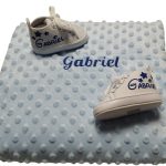 Canastilla de bebé con manta y zapatillas personalizadas para recién nacido