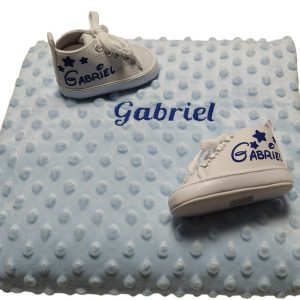 Canastilla de bebé con manta y zapatillas personalizadas para recién nacido