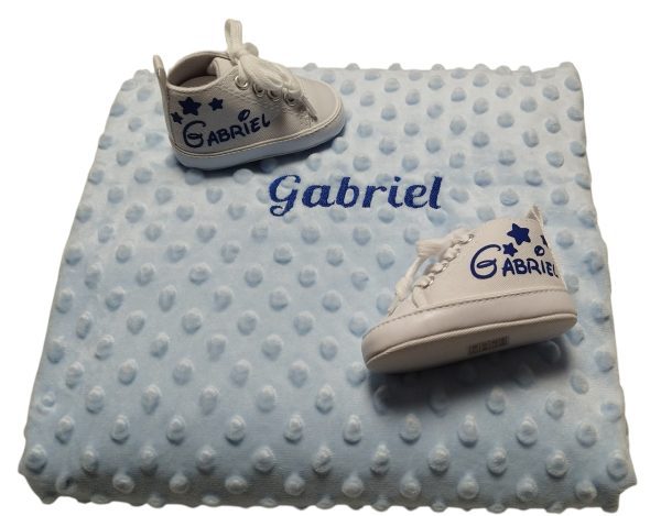 Canastilla de bebé con manta y zapatillas personalizadas para recién nacido