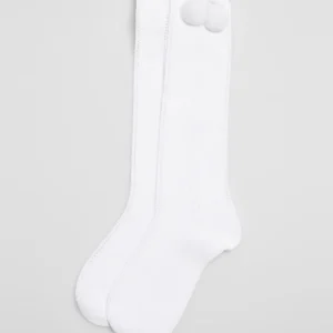 Calcetines calados largos infantiles Ysabel Mora con pompones