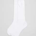 Detalle de diseño calado en calcetines largos infantiles