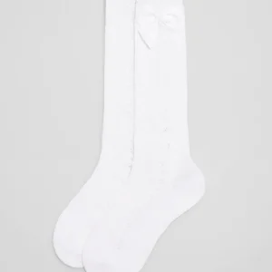 Detalle de diseño calado en calcetines largos infantiles