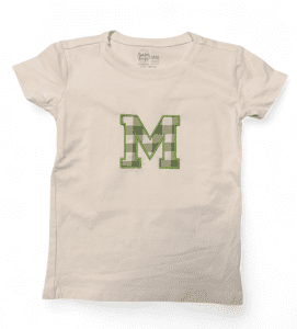 Camiseta personalizada con inicial en estampado cuadro vichy, diseño elegante y moderno