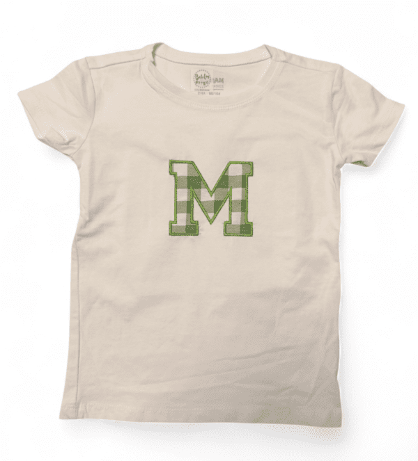 Camiseta personalizada con inicial en estampado cuadro vichy, diseño elegante y moderno