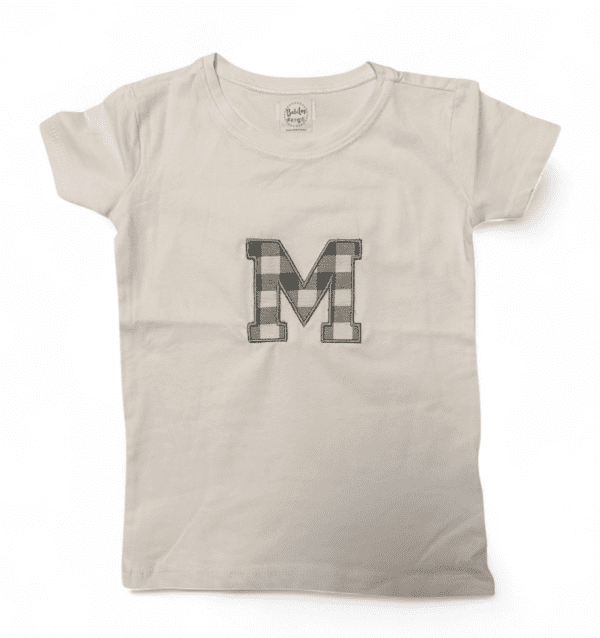 Camiseta personalizada con inicial en estampado cuadro vichy, diseño elegante y moderno