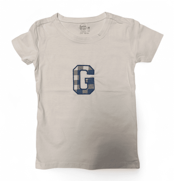 Camiseta personalizada con inicial en estampado cuadro vichy, diseño elegante y moderno