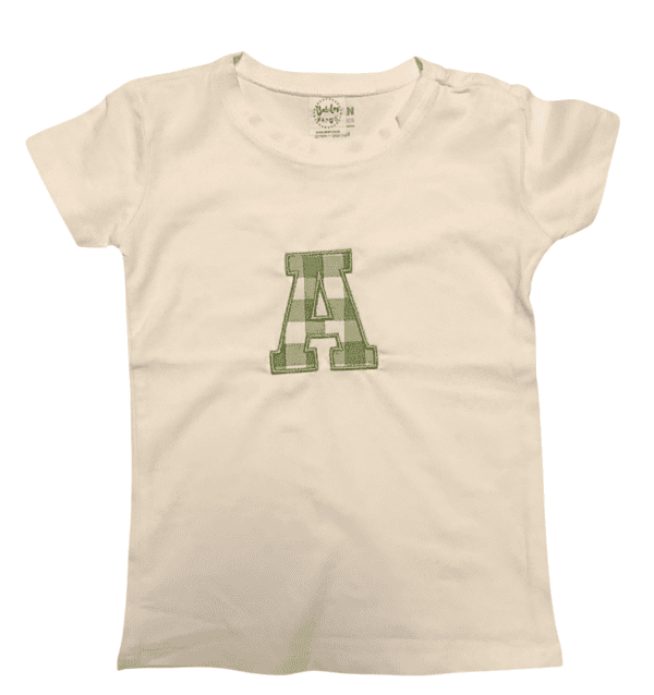 Camiseta personalizada con inicial en estampado cuadro vichy, diseño elegante y moderno