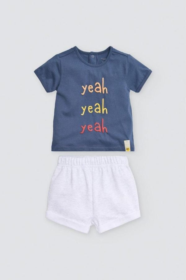 Conjunto 2 piezas para niño de Ysabel Mora, compuesto por camiseta y pantalón a juego, confeccionado en algodón suave y transpirable, ideal para primavera y verano, cómodo y ligero para uso diario